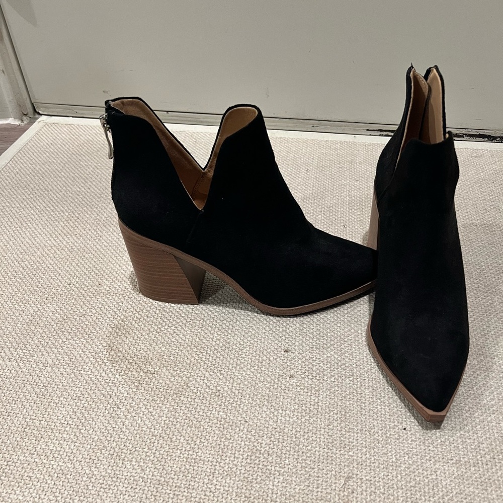 Black booties. Side slit. 7.5. Never worn. Fit like an 8.